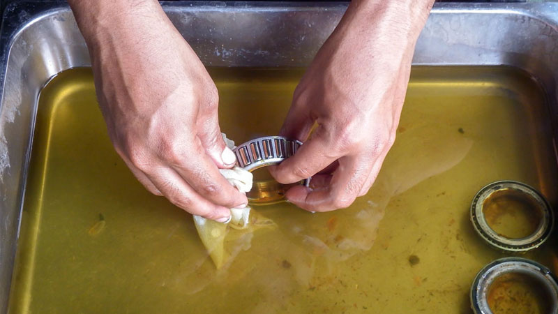 Hướng dẫn cách tháo vòng bi khỏi trục đơn giản, đúng kỹ thuật