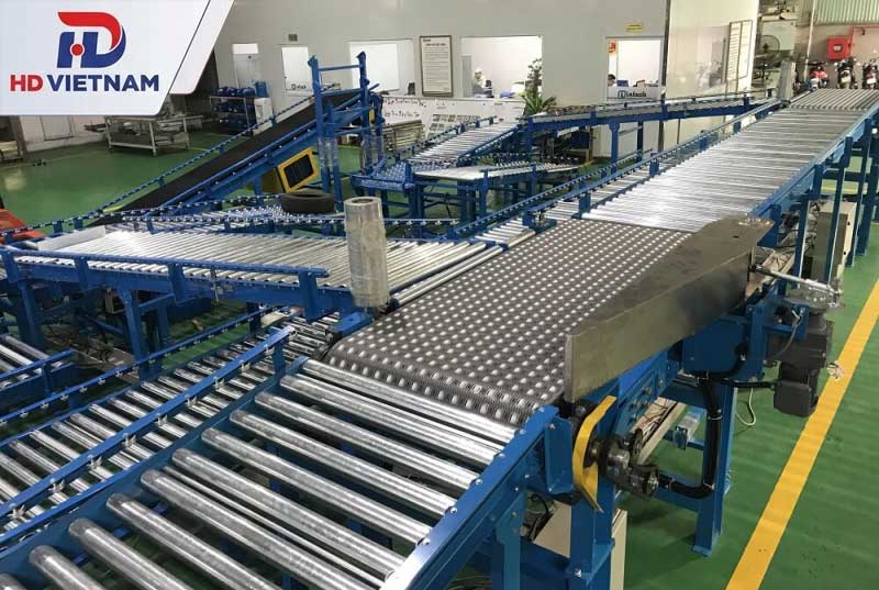 Hệ thống băng tải, băng chuyền và con lăn vận chuyển hàng hóa.