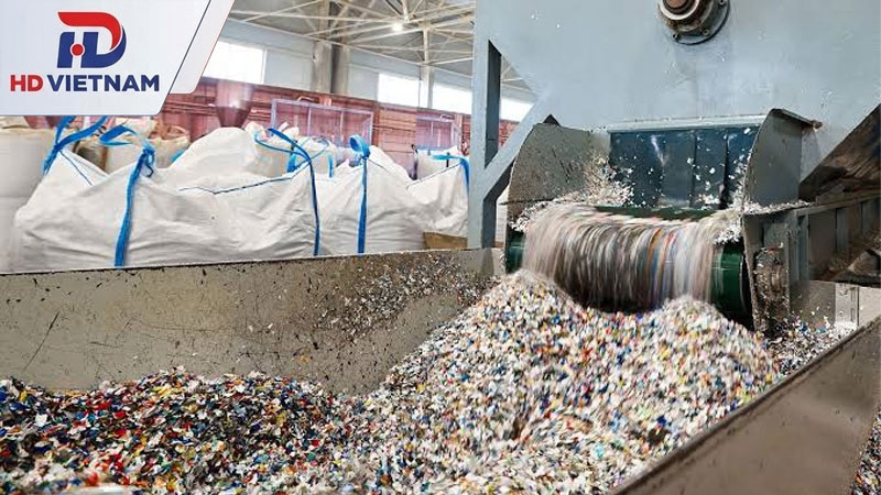 Máy băm nhựa có nhiệm vụ chính là giảm kích thước phế liệu và tạo mảnh nhựa