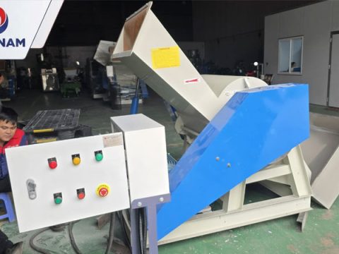 Máy băm nhựa, còn gọi là máy bằm nhựa.
