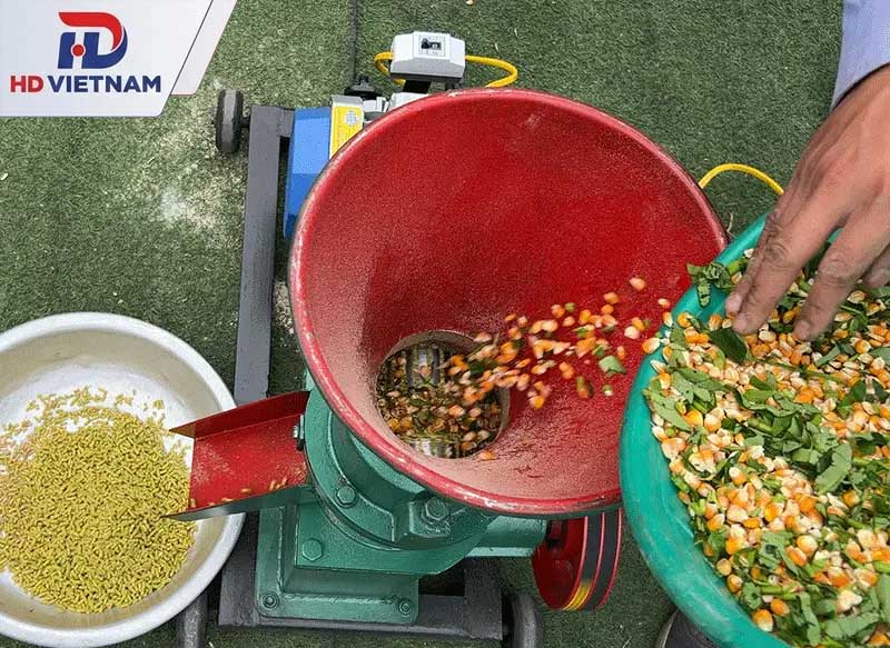 Chuẩn bị và đưa nguyên liệu vào phễu nạp.