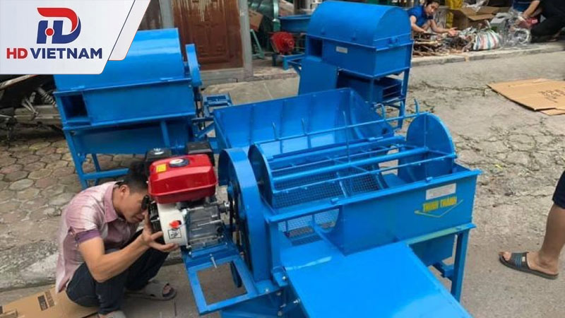 Máy tuốt lúa dùng động cơ xăng hoặc dầu