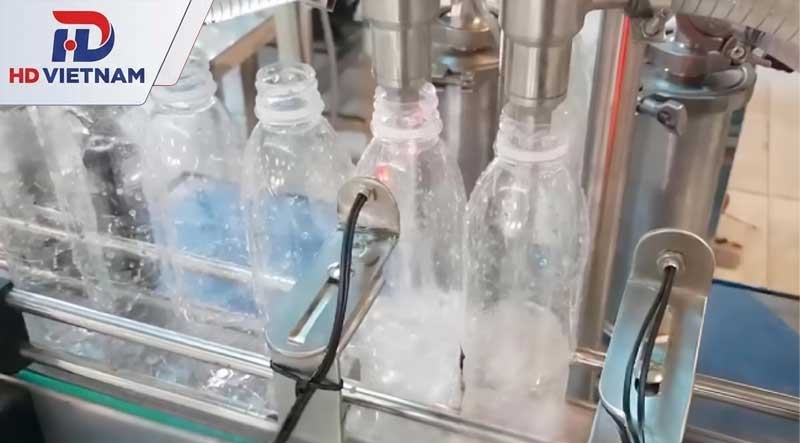 Cụm xử lý chai trước khi chiết rót